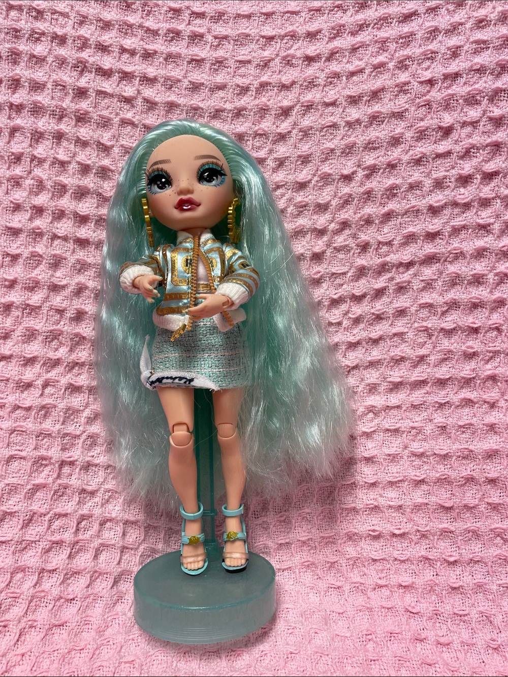 Rainbow High -  Daphne Minton doll with Long pastel mint hair.